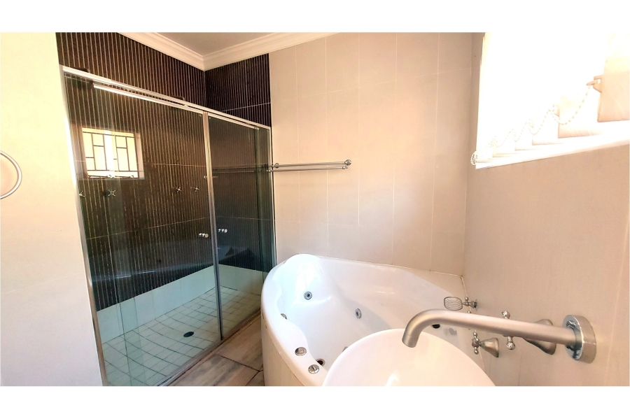 6 Bedroom Property for Sale in Ifafi North West